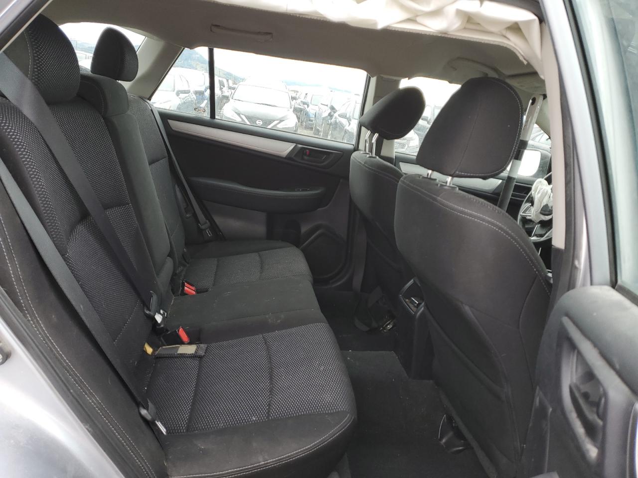 Subaru Outback 2.5i Image 12