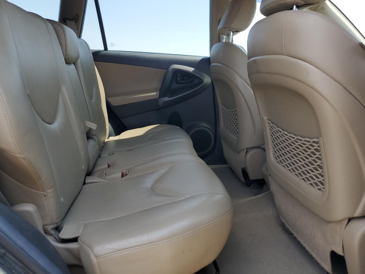 Toyota RAV4 Limited Image 3