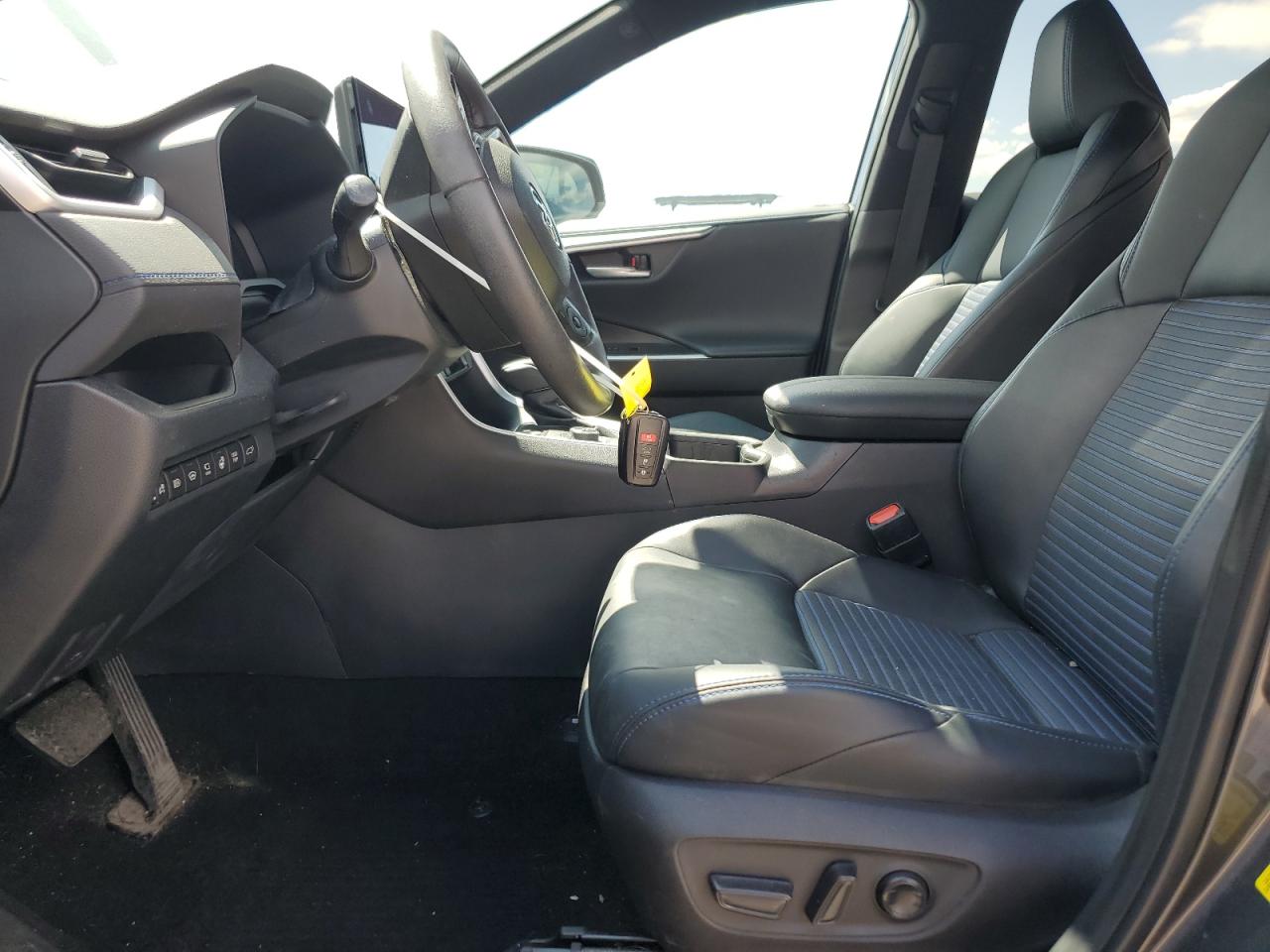 Toyota RAV4 Xse Image 11