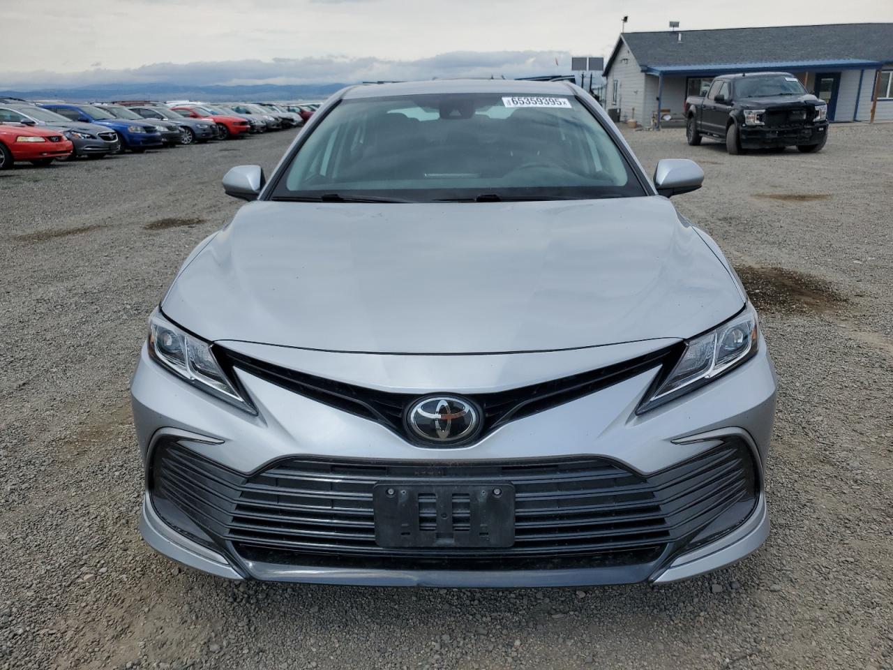 Toyota Camry Le Image 5