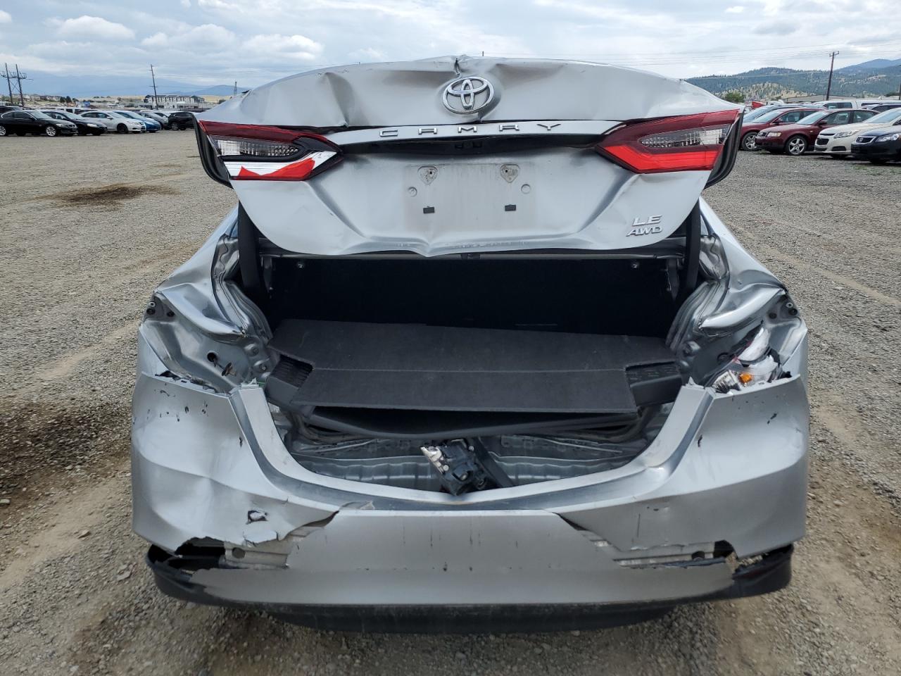 Toyota Camry Le Image 4