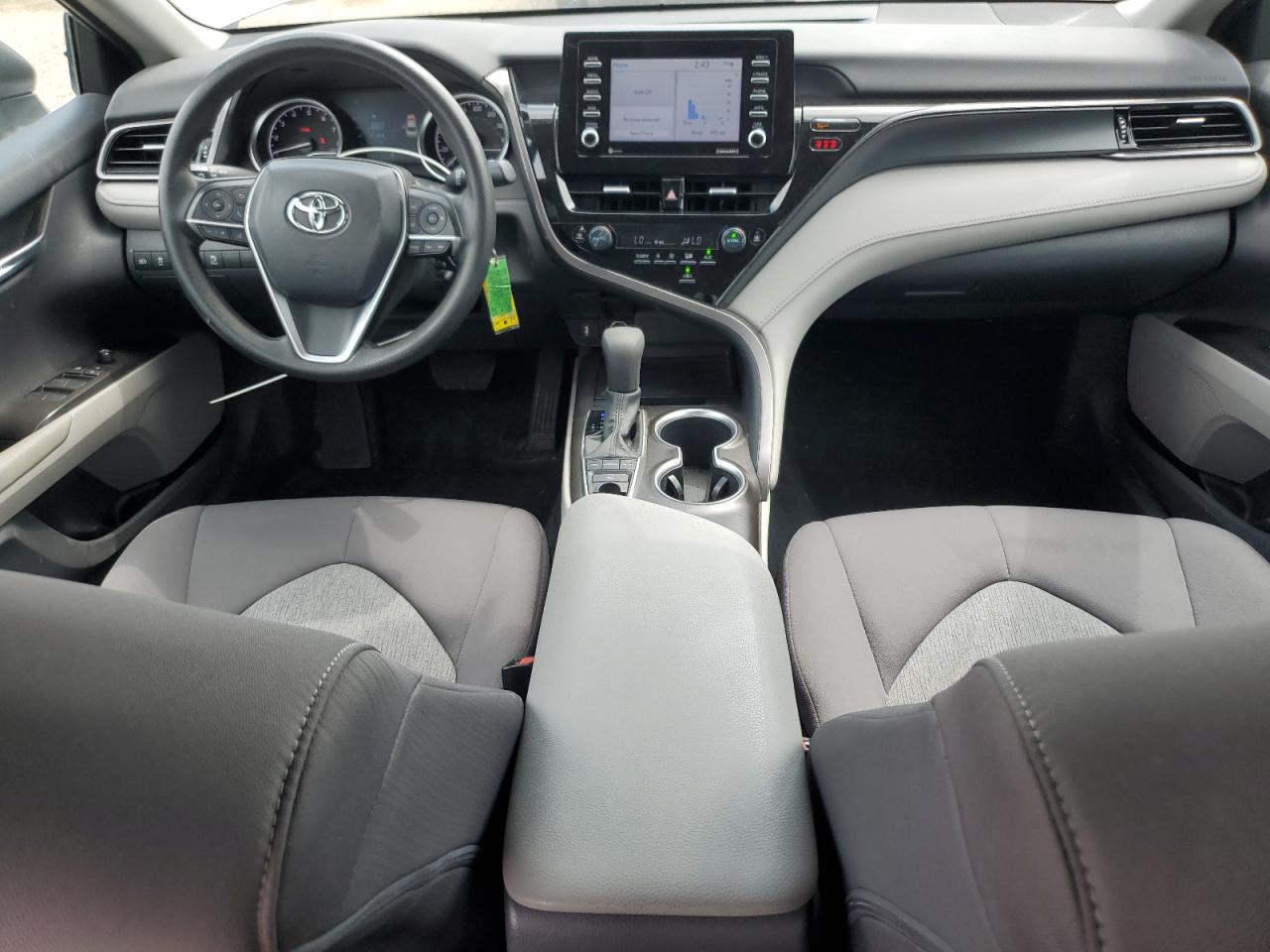 Toyota Camry Le Image 9