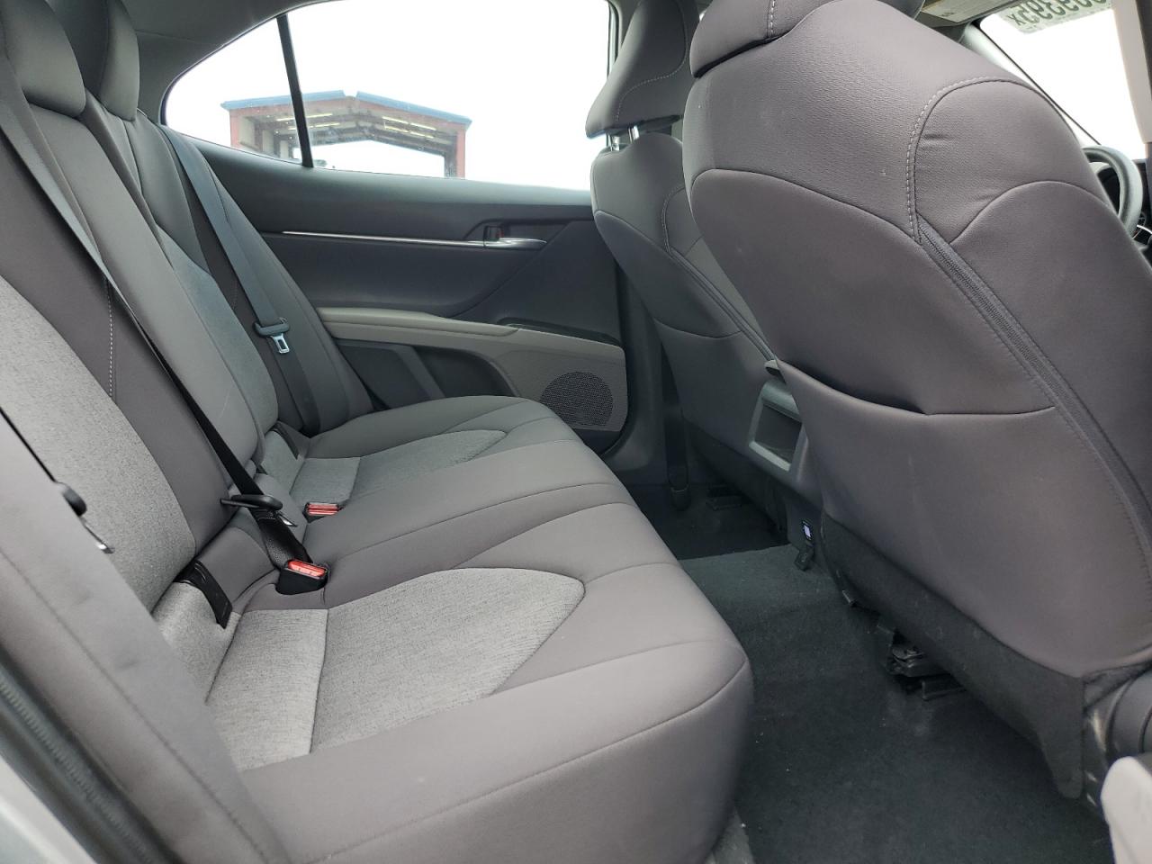 Toyota Camry Le Image 6