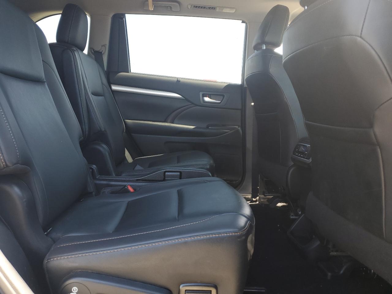 Toyota Highlander Se Image 13