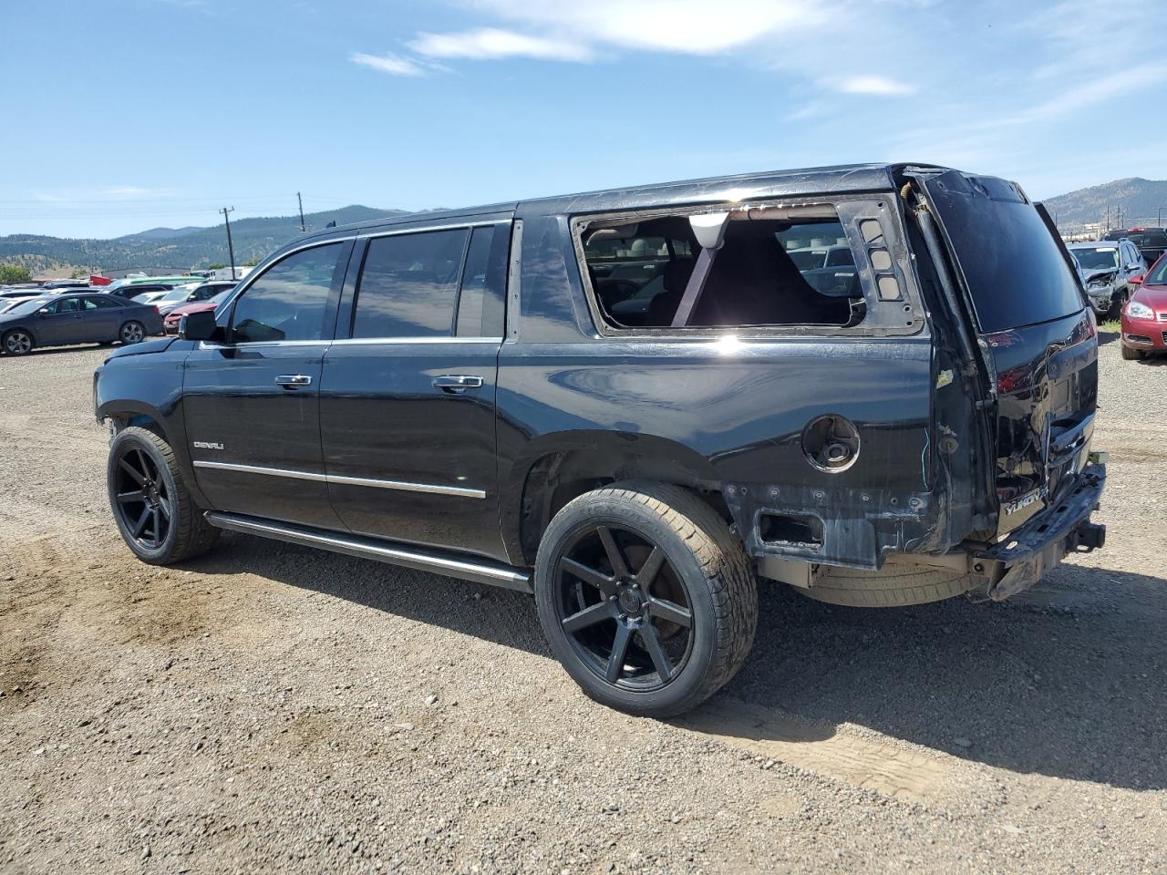 GMC Yukon Denali Image 3