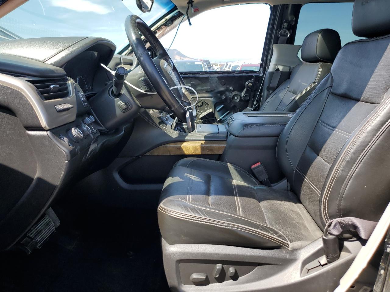 GMC Yukon Denali Image 7