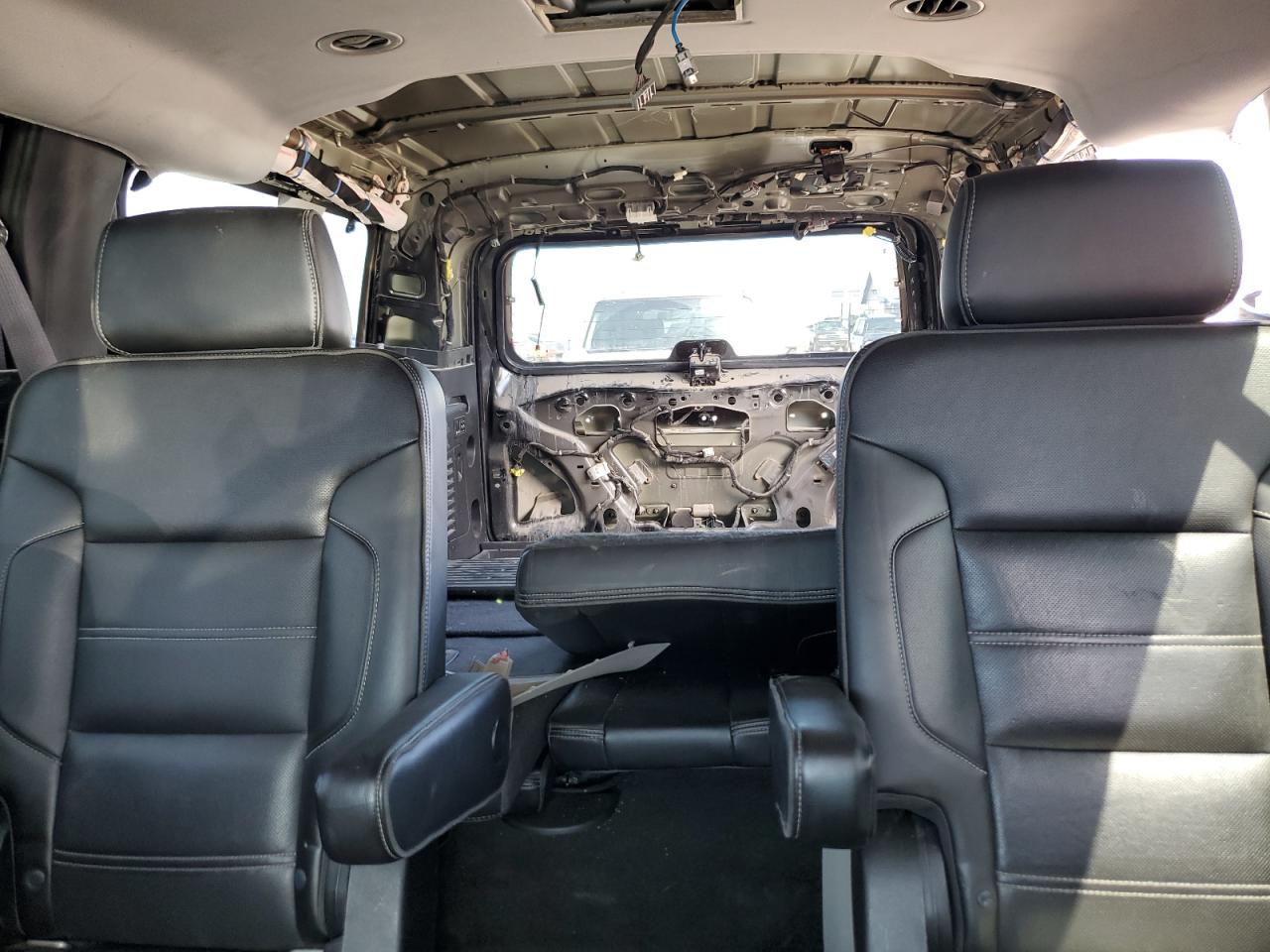 GMC Yukon Denali Image 4