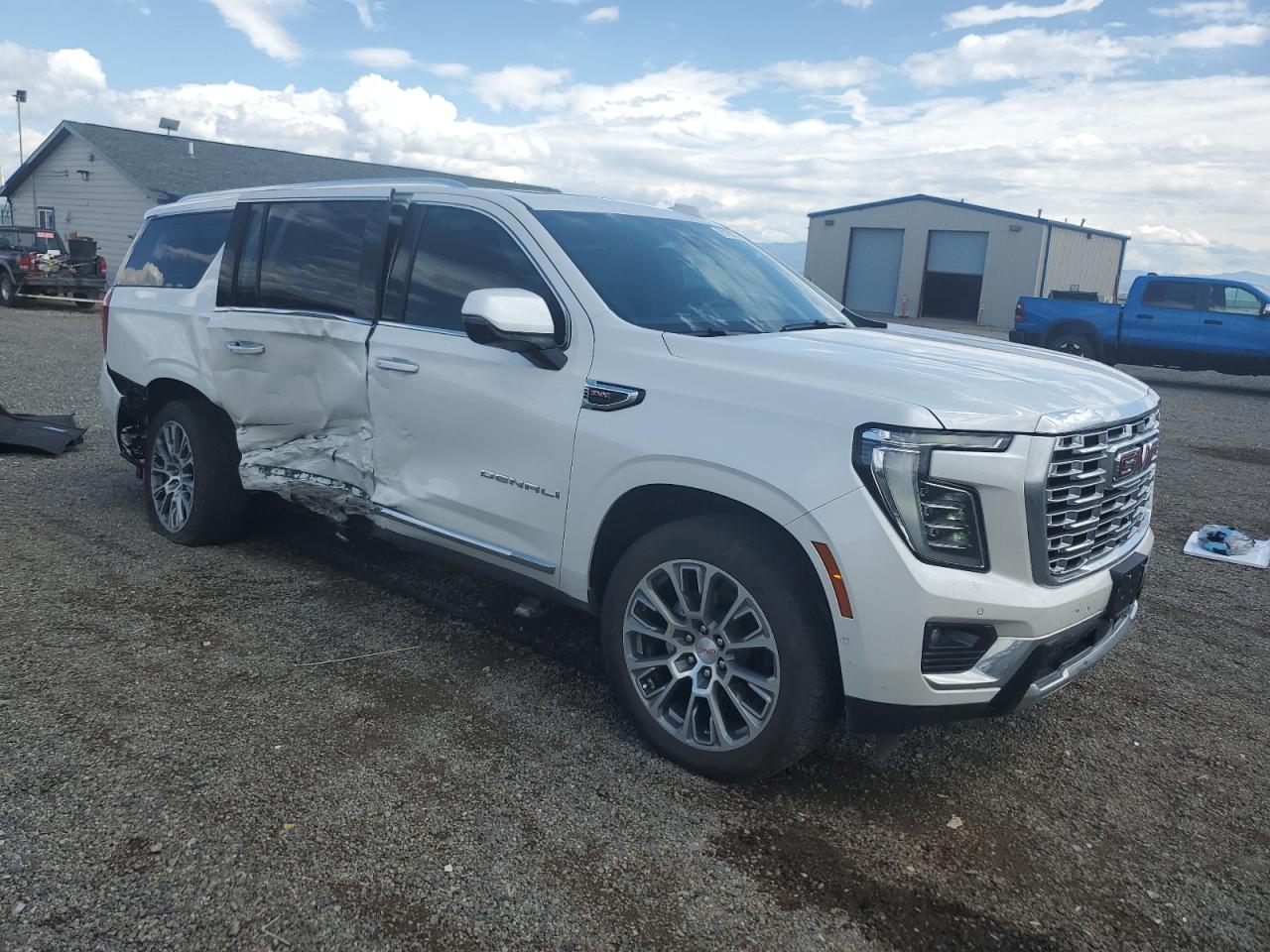 GMC Yukon Denali Image 11