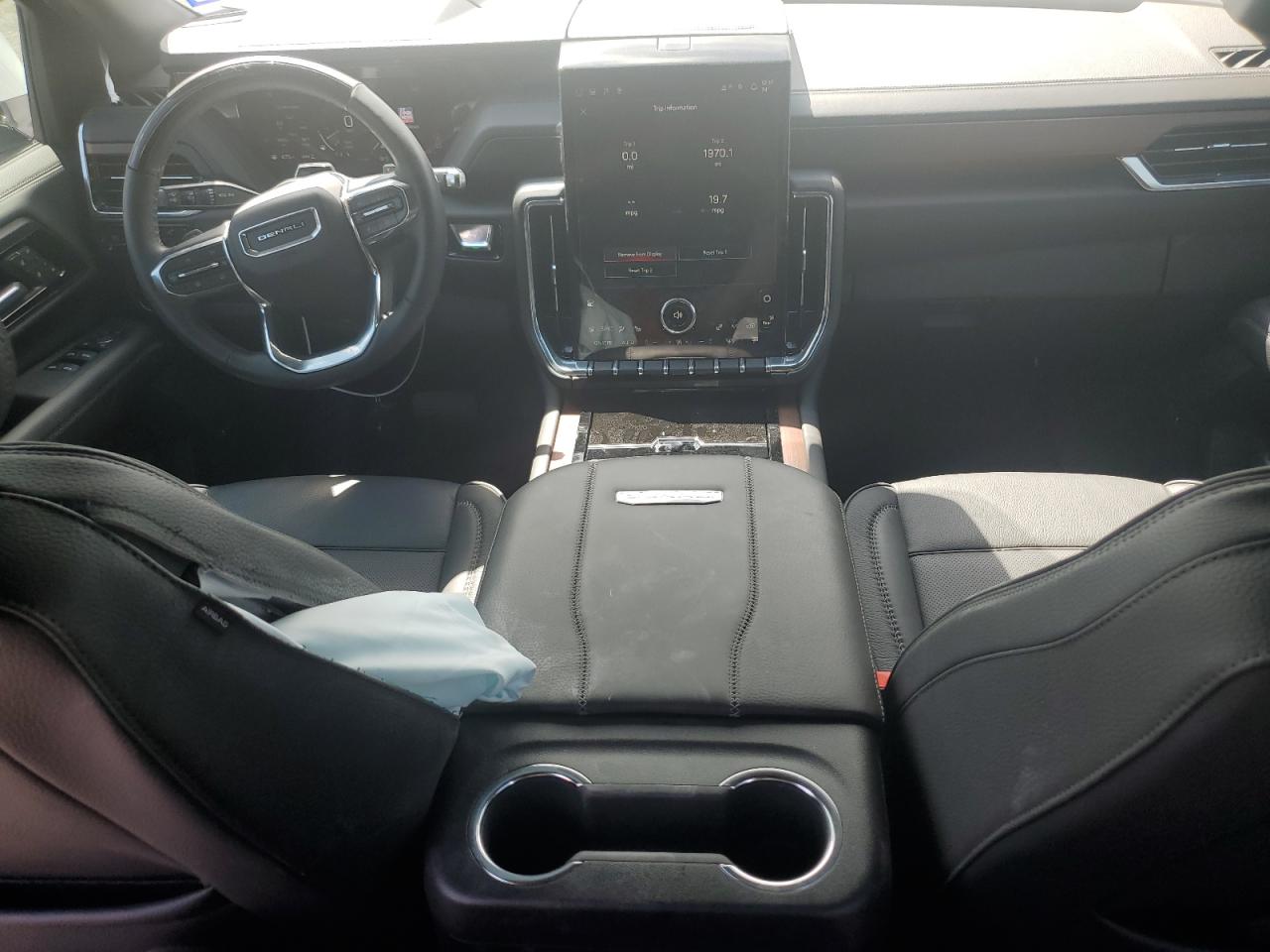 GMC Yukon Denali Image 4