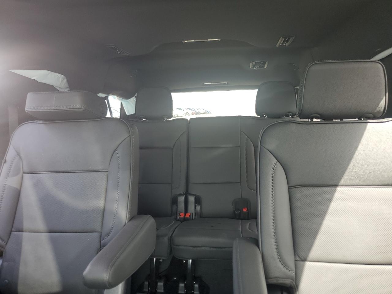 GMC Yukon Denali Image 6