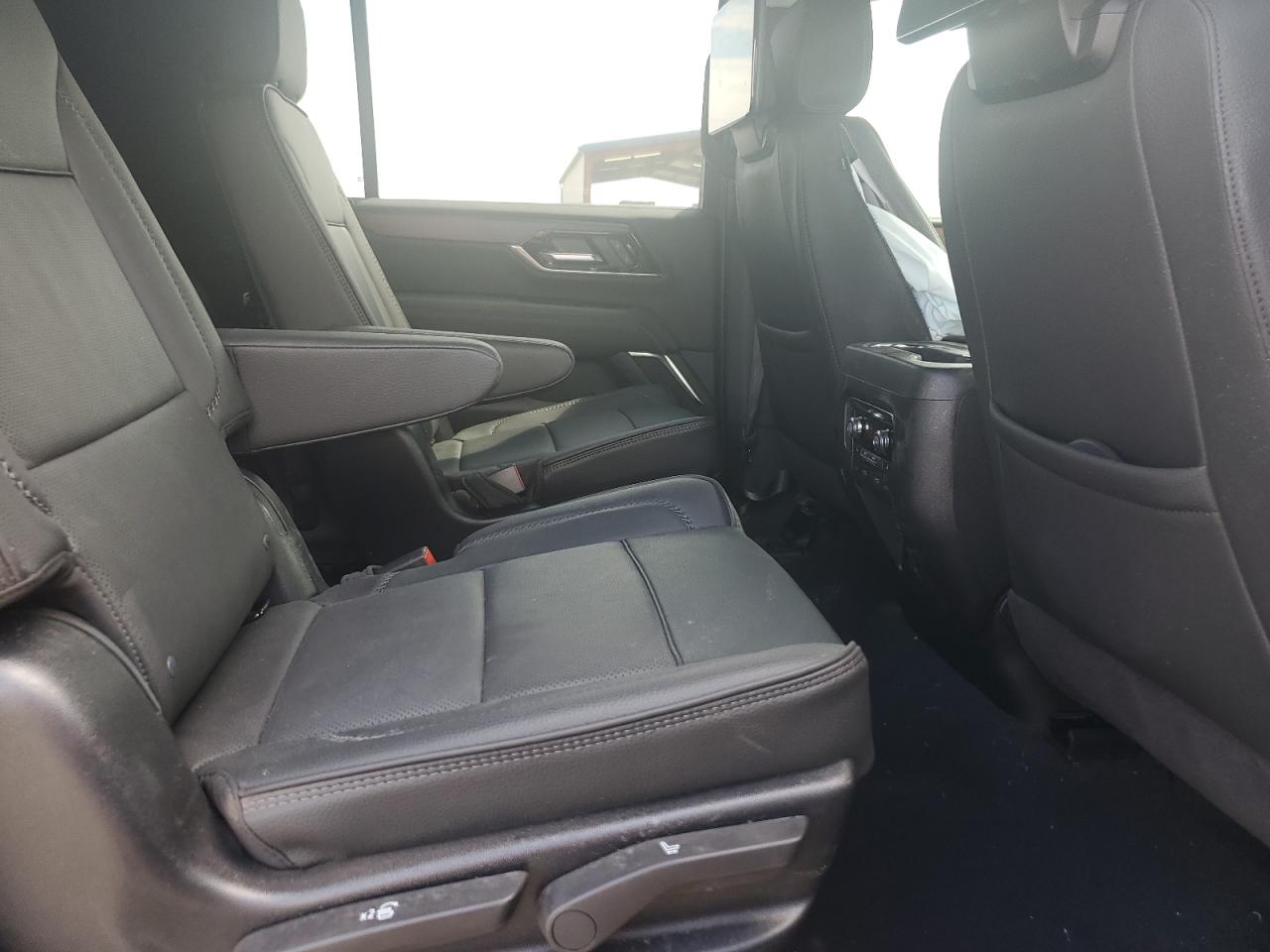 GMC Yukon Denali Image 13