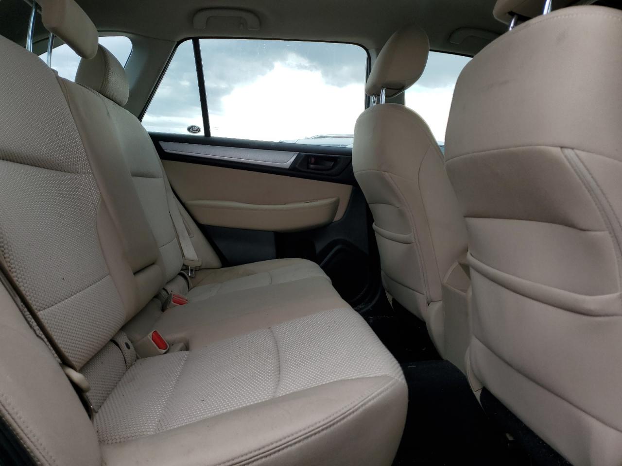 Subaru Outback 2.5i Image 2