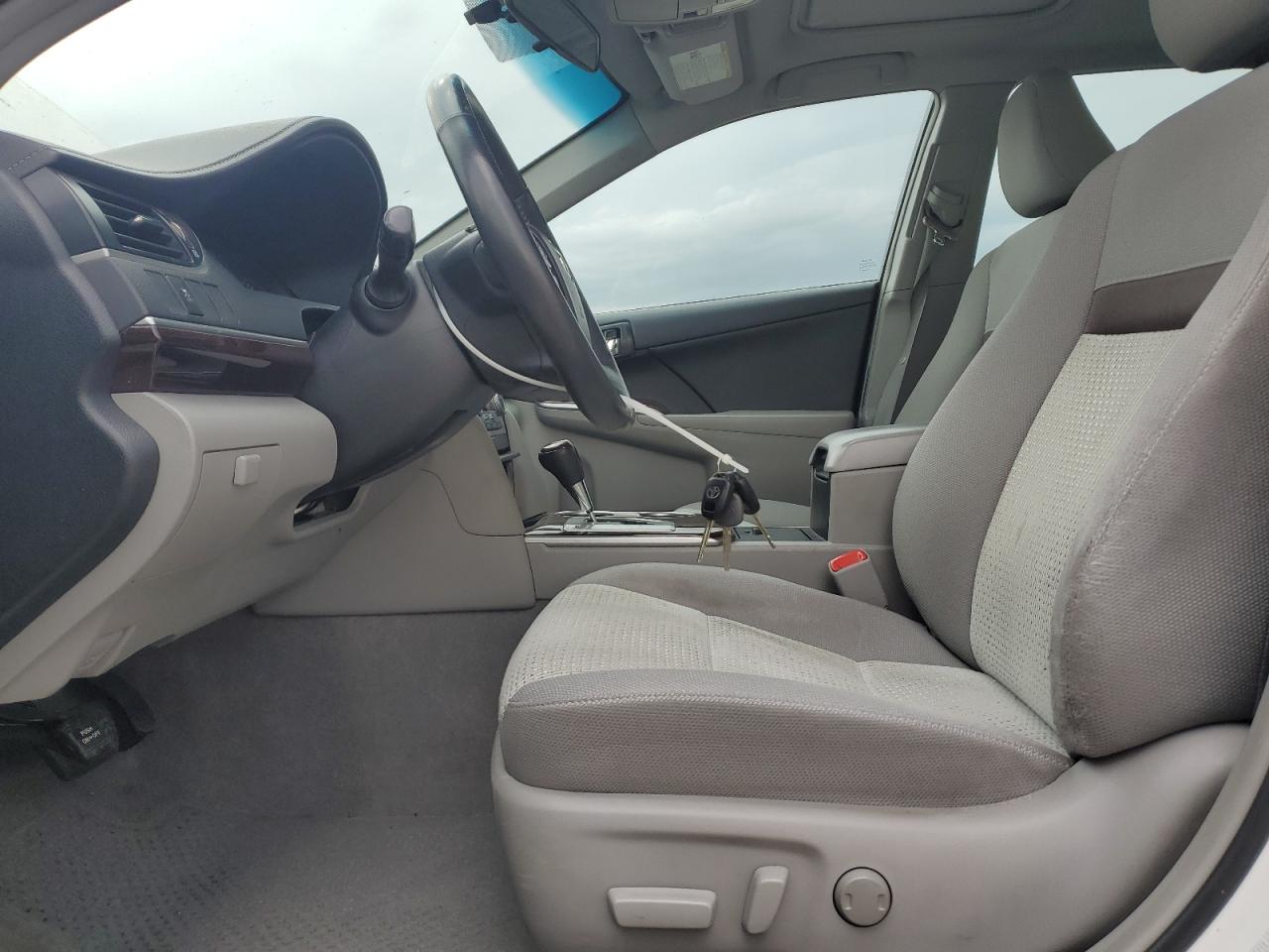 Toyota Camry L Image 4