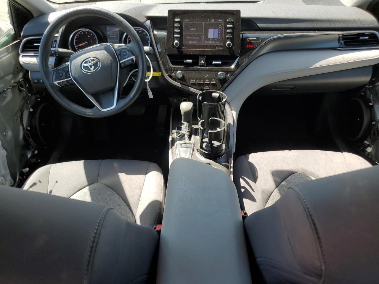 Toyota Camry Le Image 11