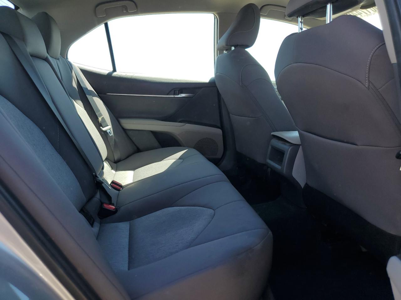 Toyota Camry Le Image 8