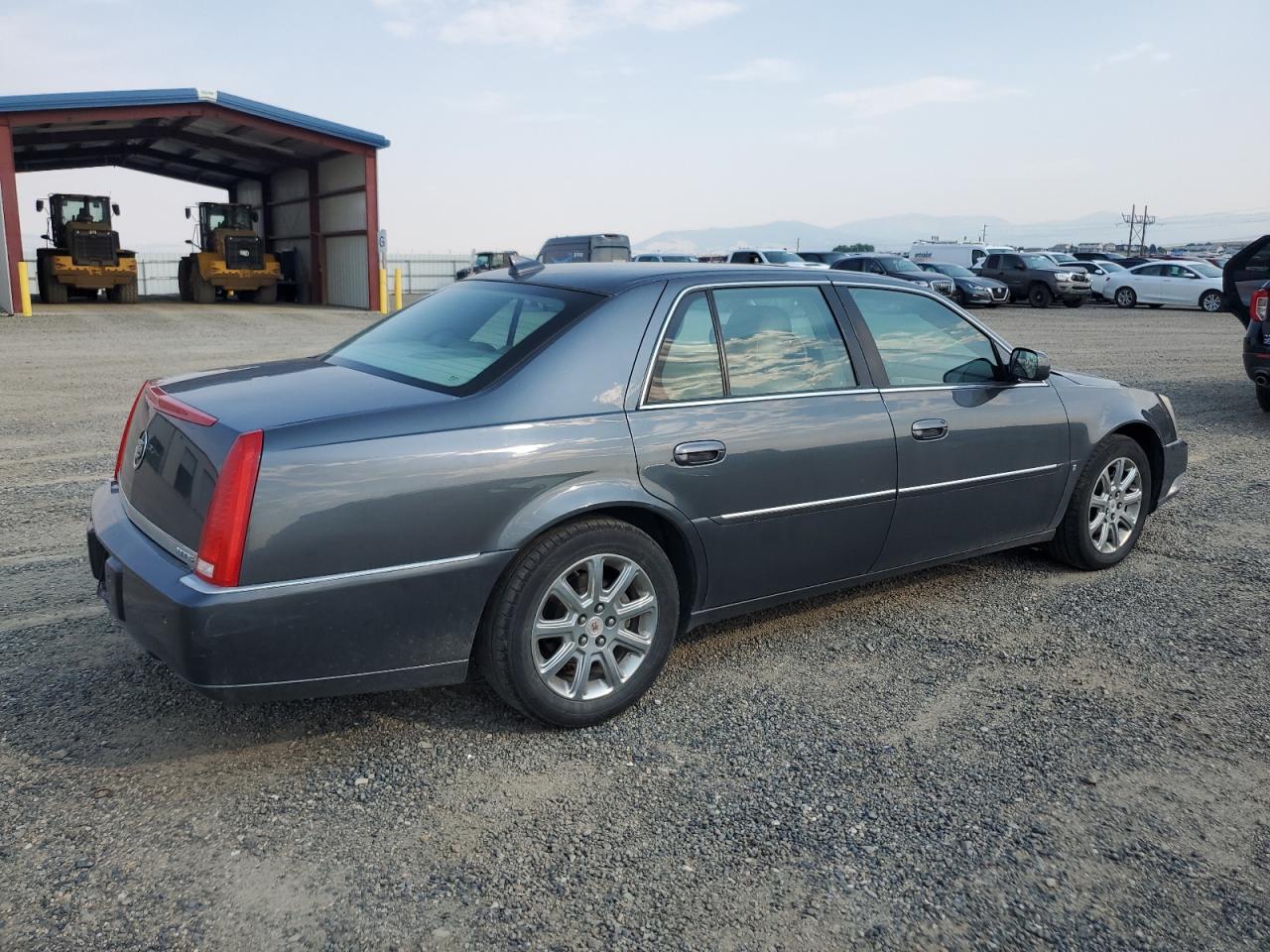 Cadillac DTS Image 2