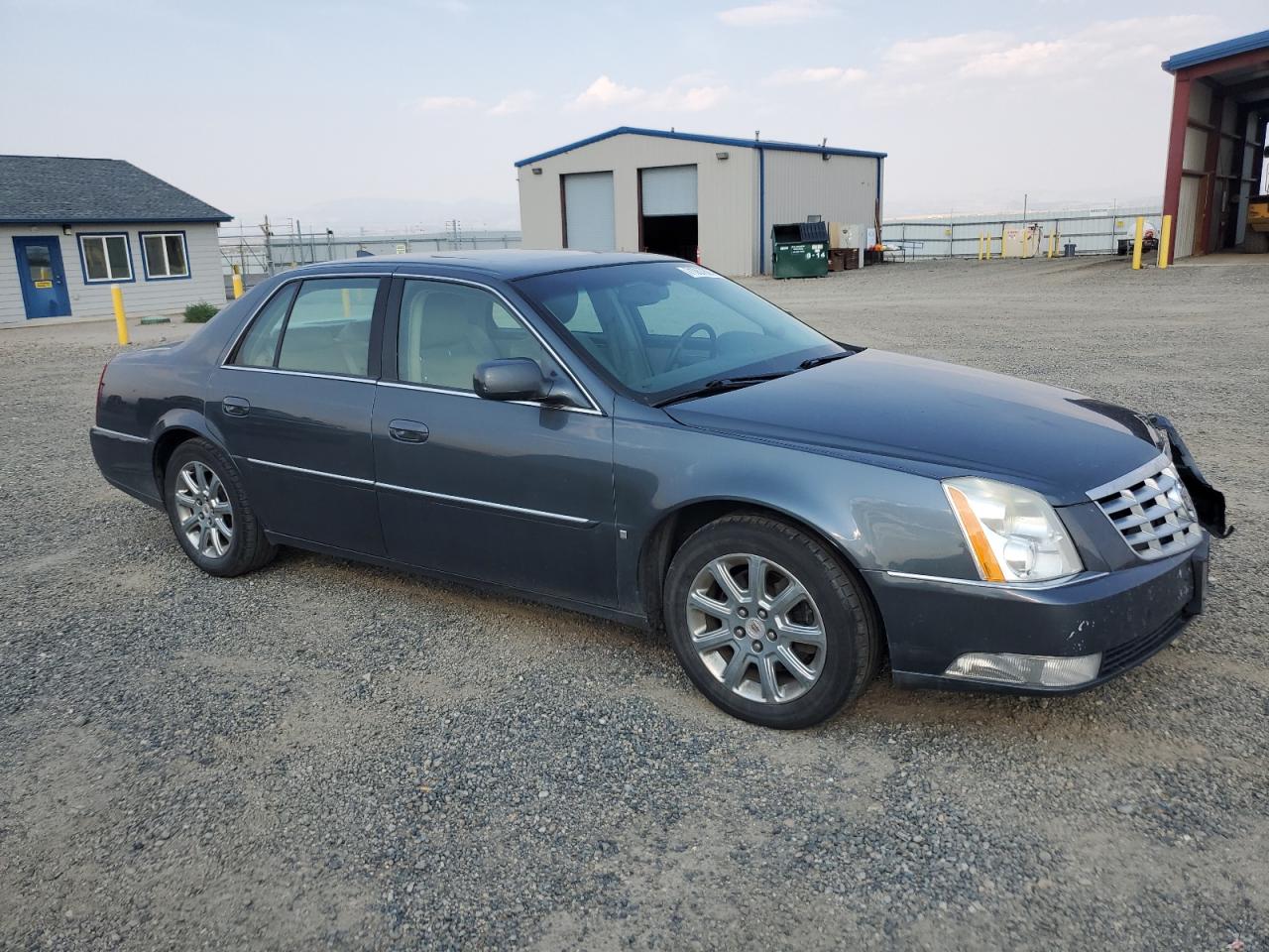 Cadillac DTS Image 3
