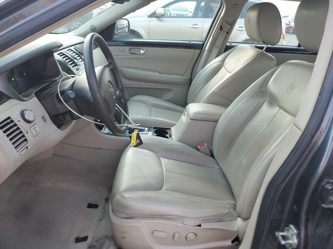 Cadillac DTS Image 8