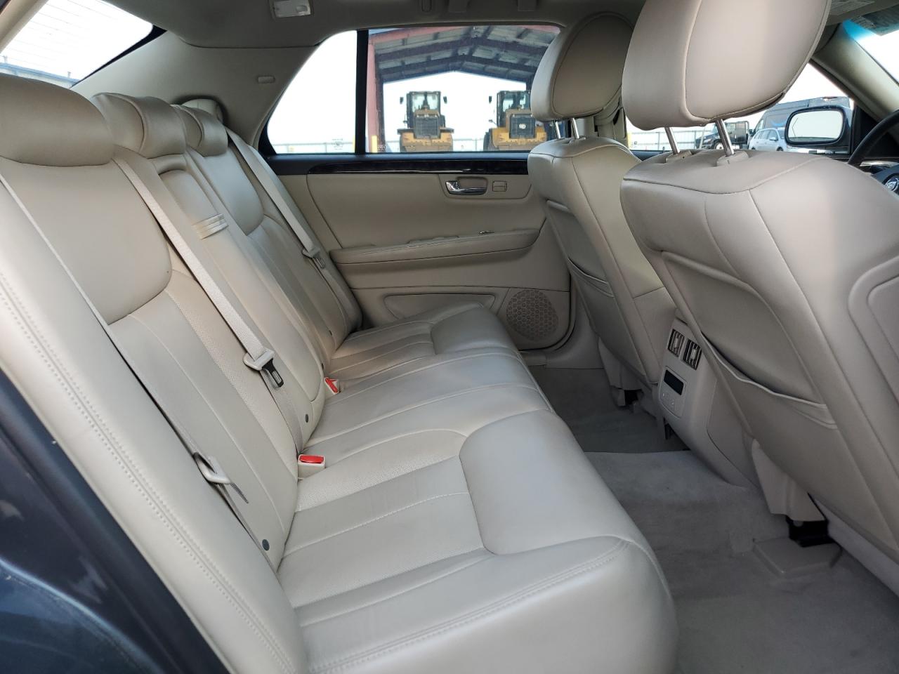 Cadillac DTS Image 7