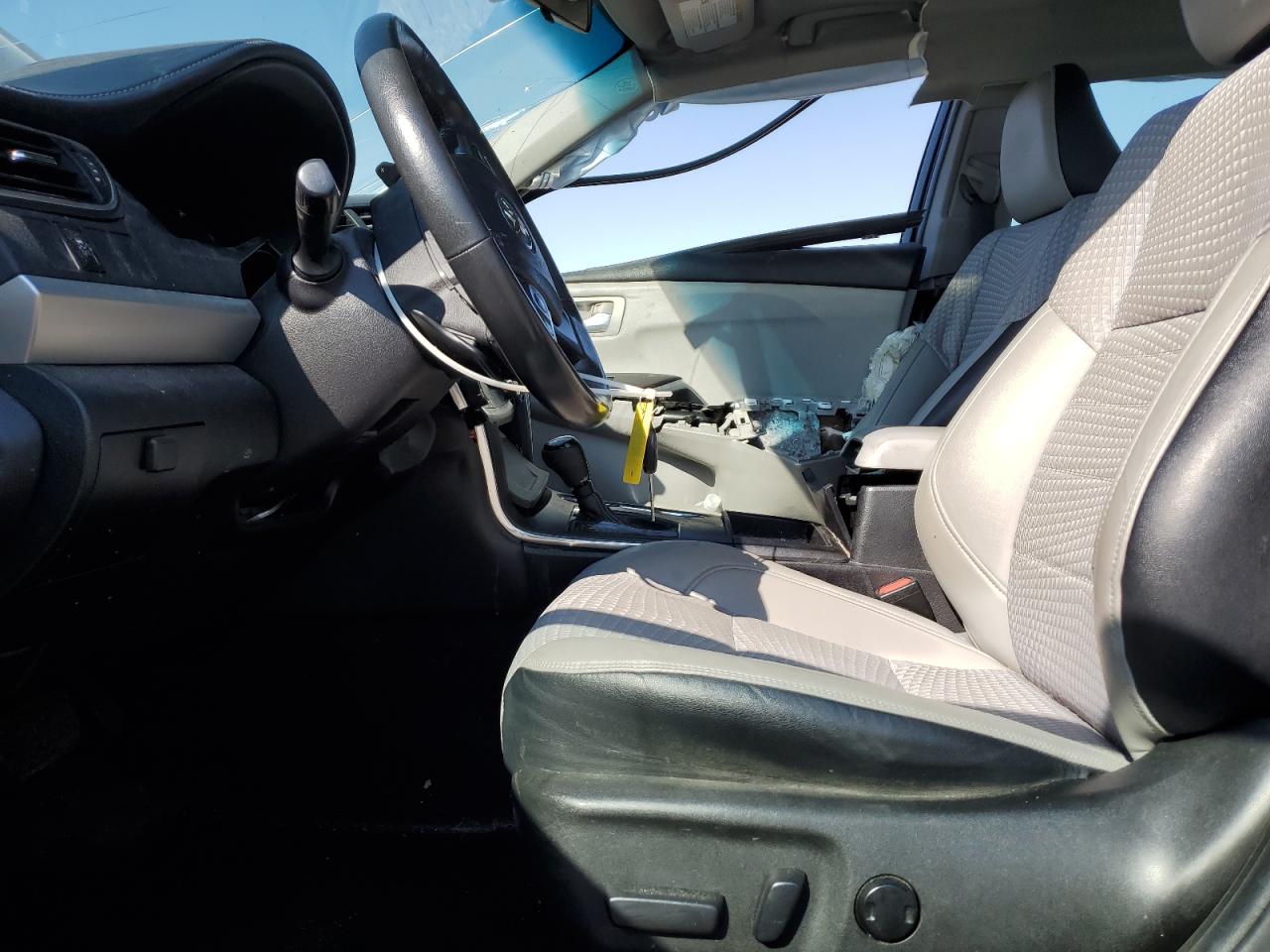 Toyota Camry Le Image 6