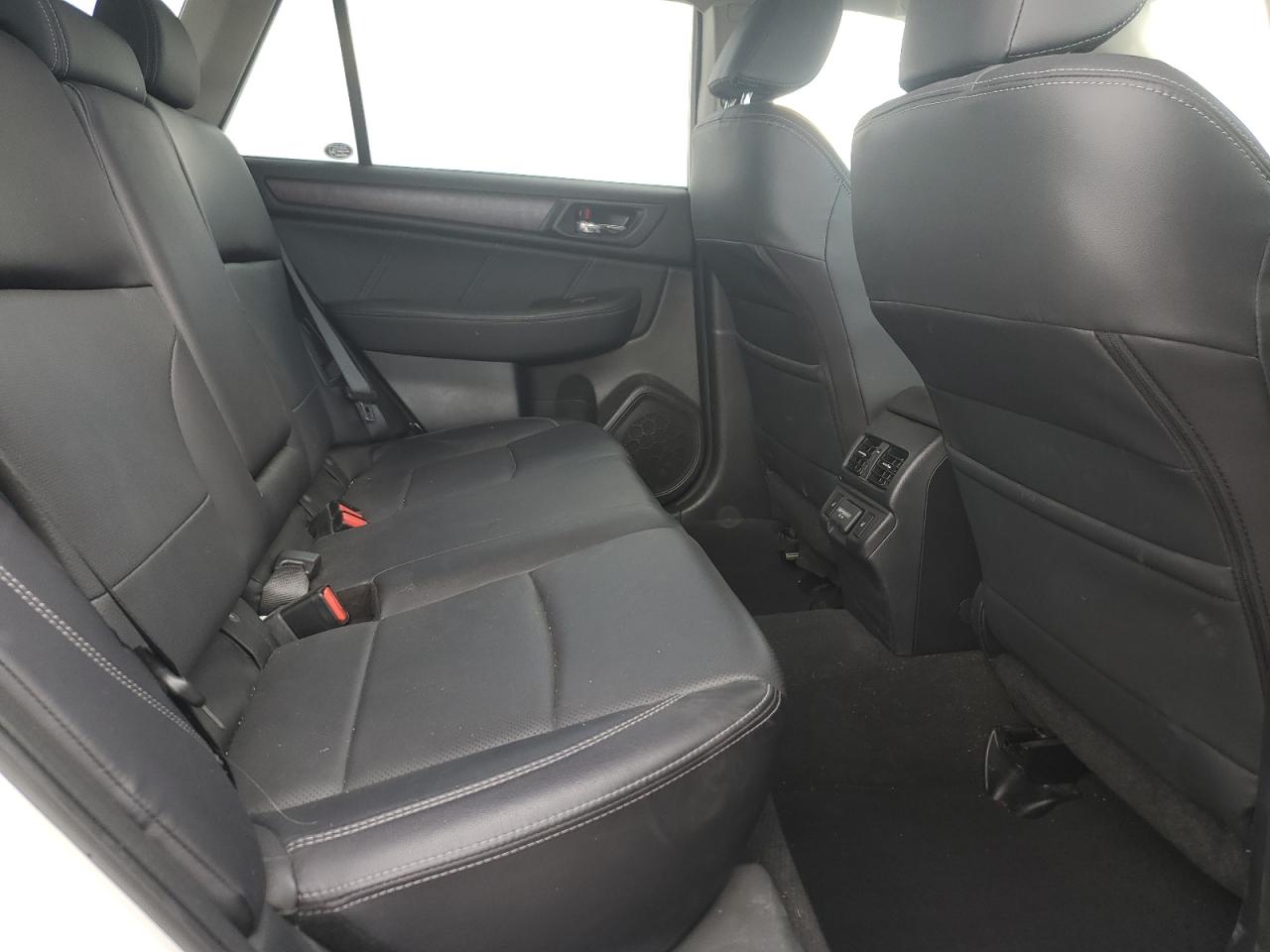 Subaru Outback 2.5i Limited Image 9