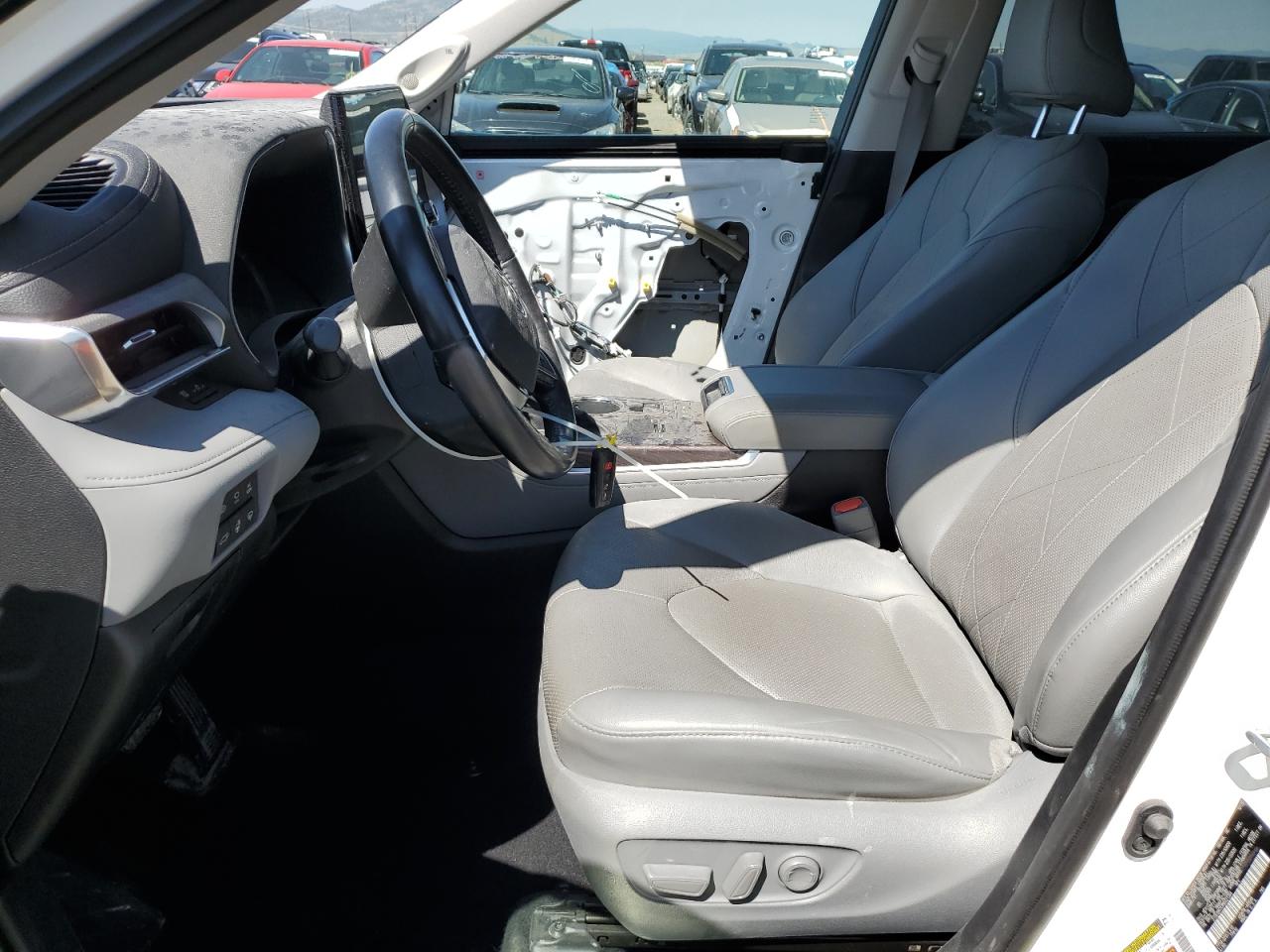 Toyota Highlander Hybrid Platinum Image 2