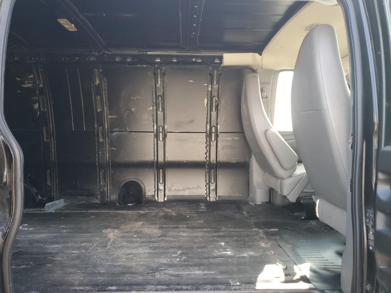 Chevrolet Express Image 3