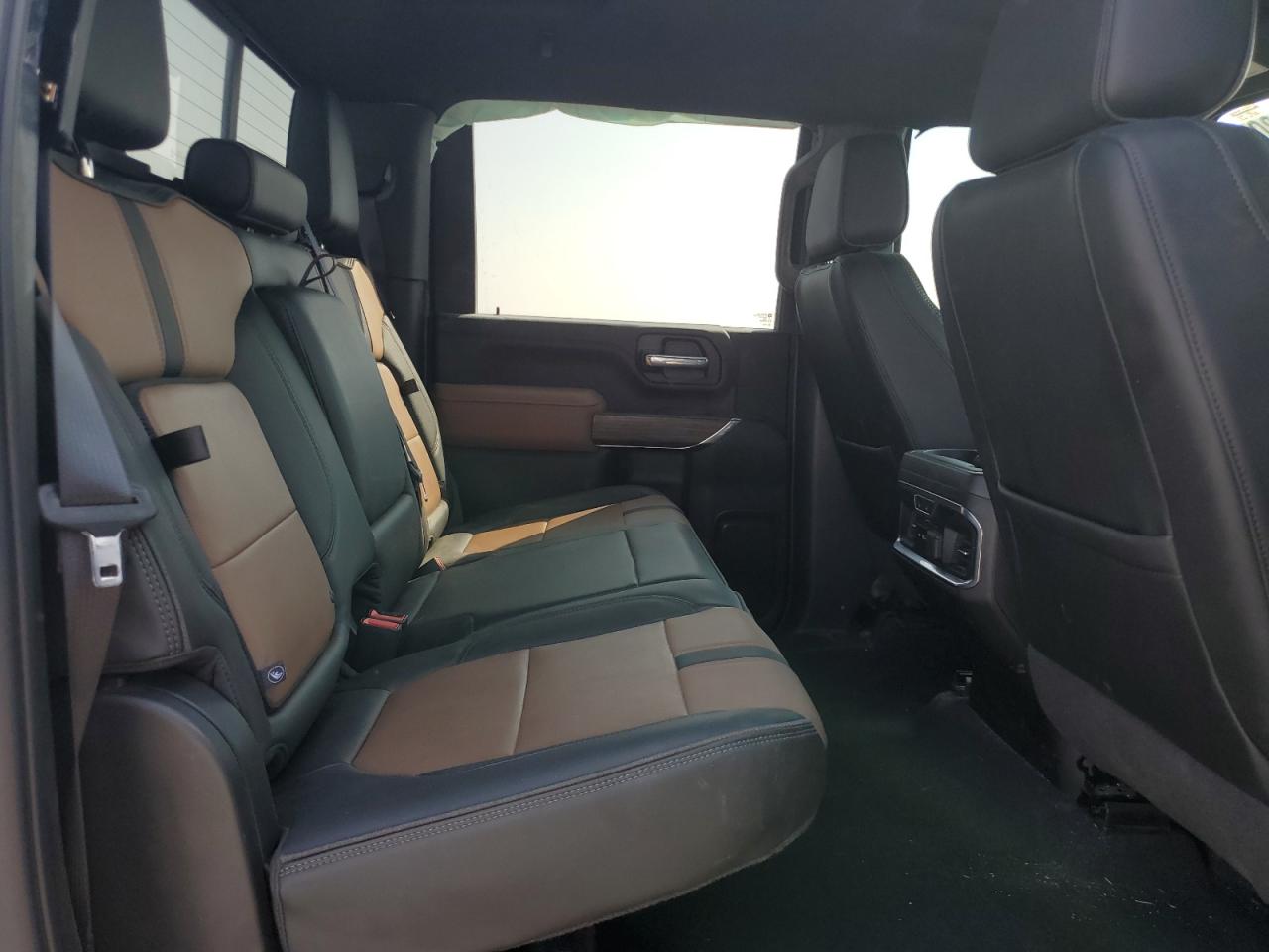 Chevrolet Silverado K3500 High Country Image 12