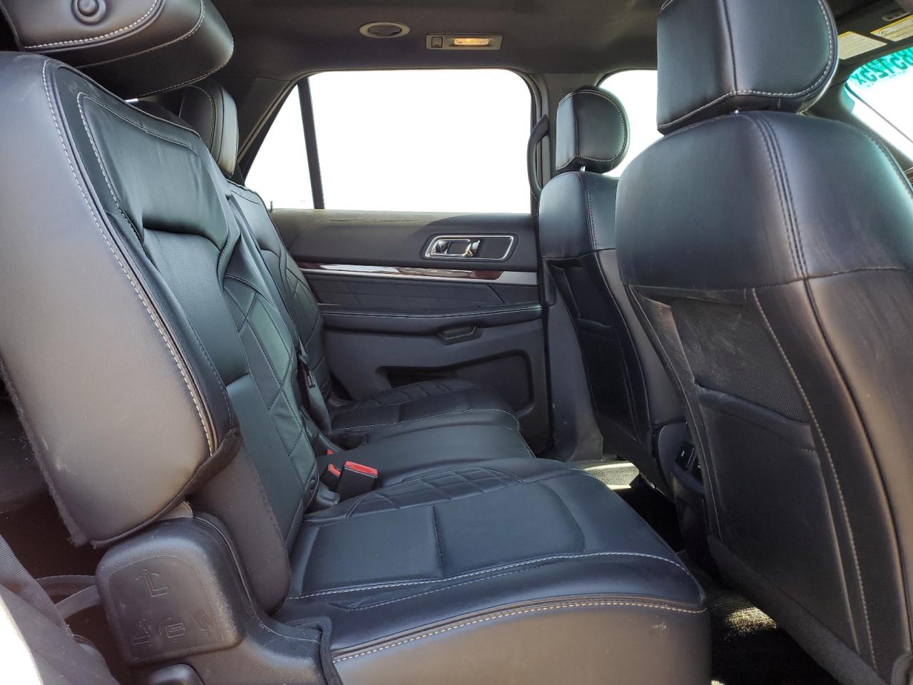 Ford Explorer Platinum Image 3