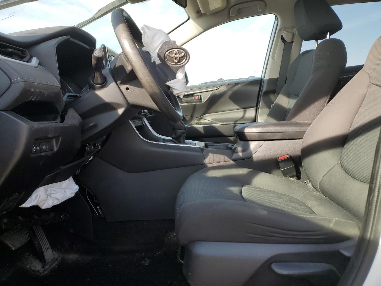 Toyota RAV4 Le Image 8