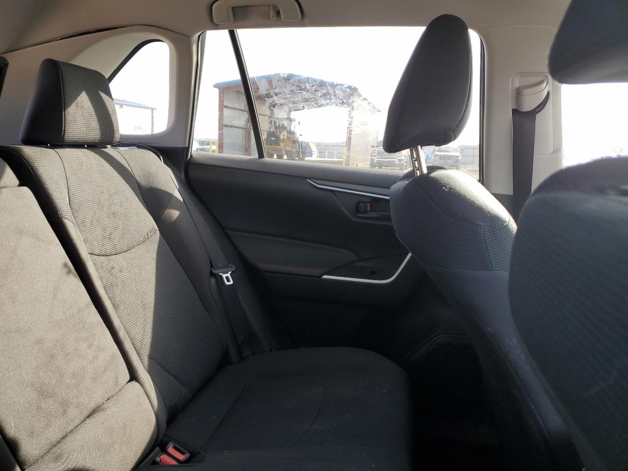 Toyota RAV4 Le Image 10