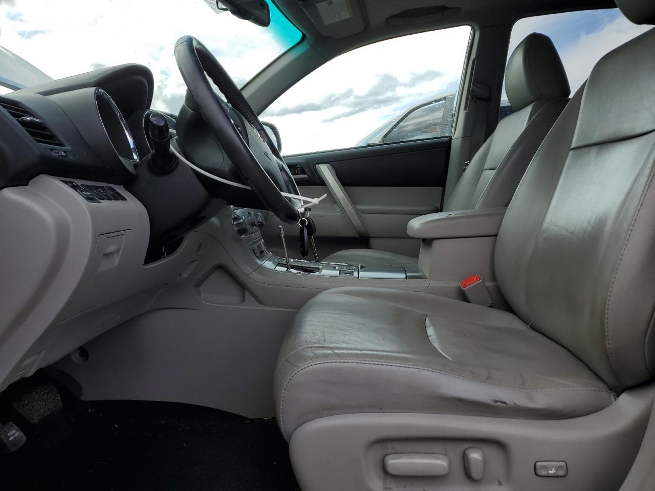Toyota Highlander Base Image 3