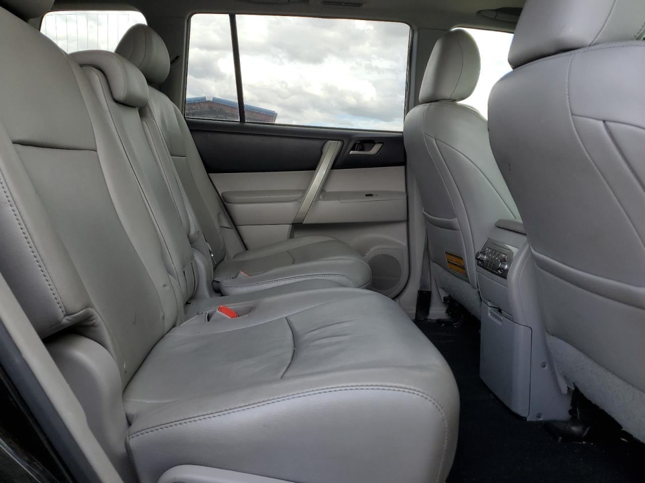 Toyota Highlander Base Image 11