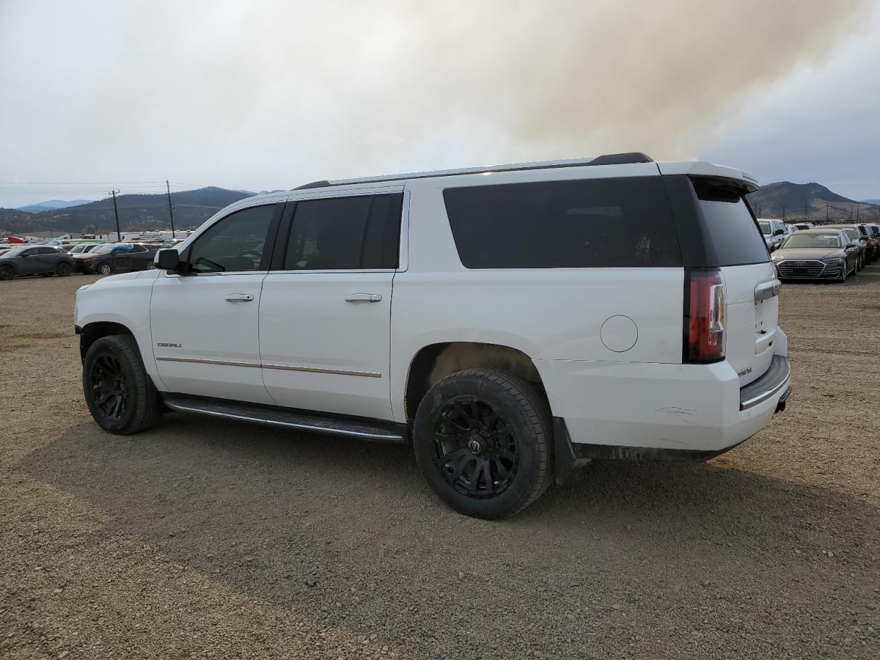 GMC Yukon Denali Image 6