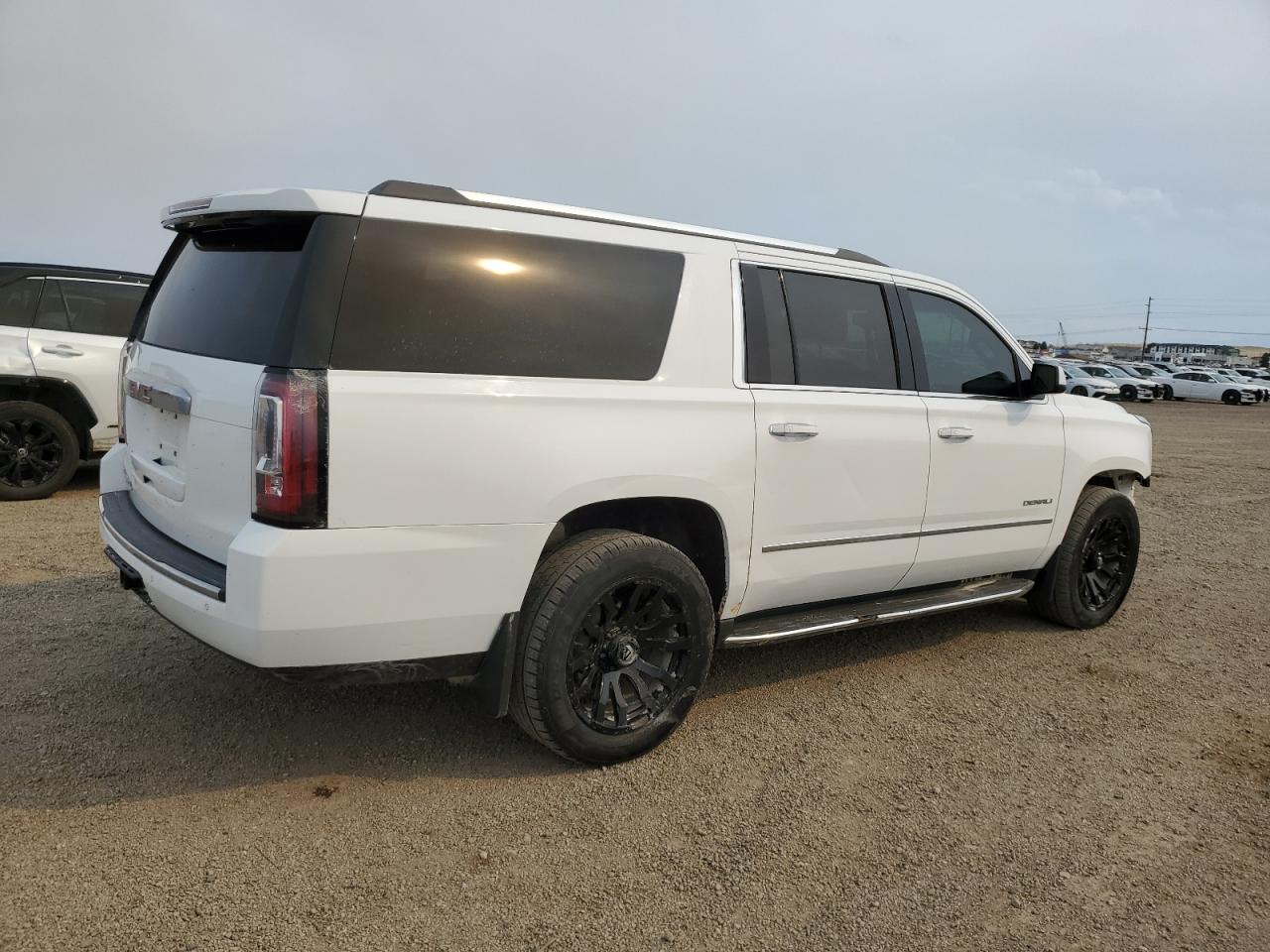 GMC Yukon Denali Image 7