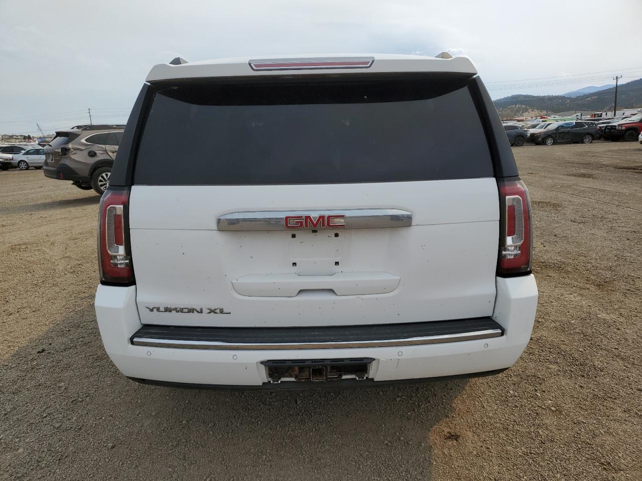 GMC Yukon Denali Image 8