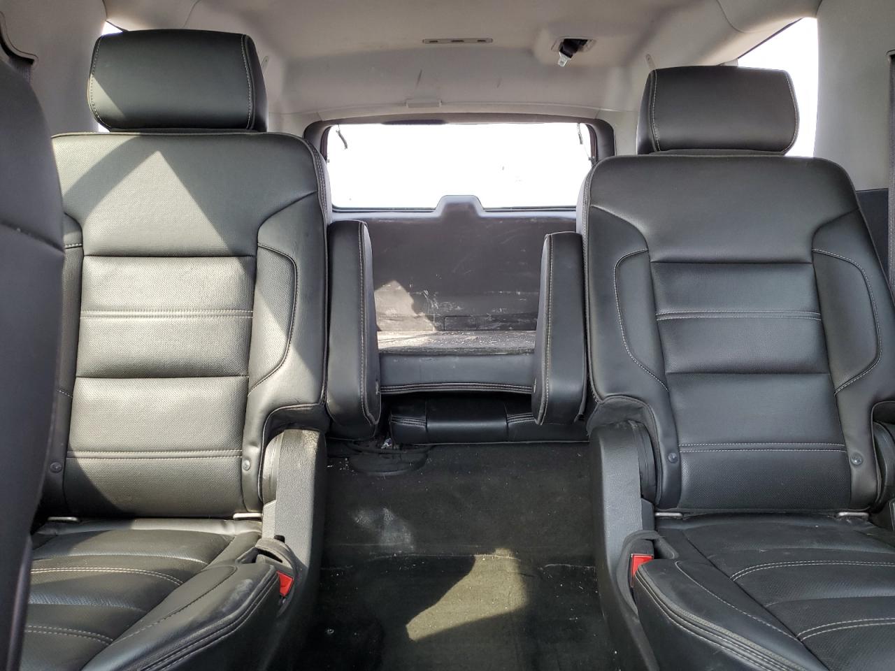 GMC Yukon Denali Image 11