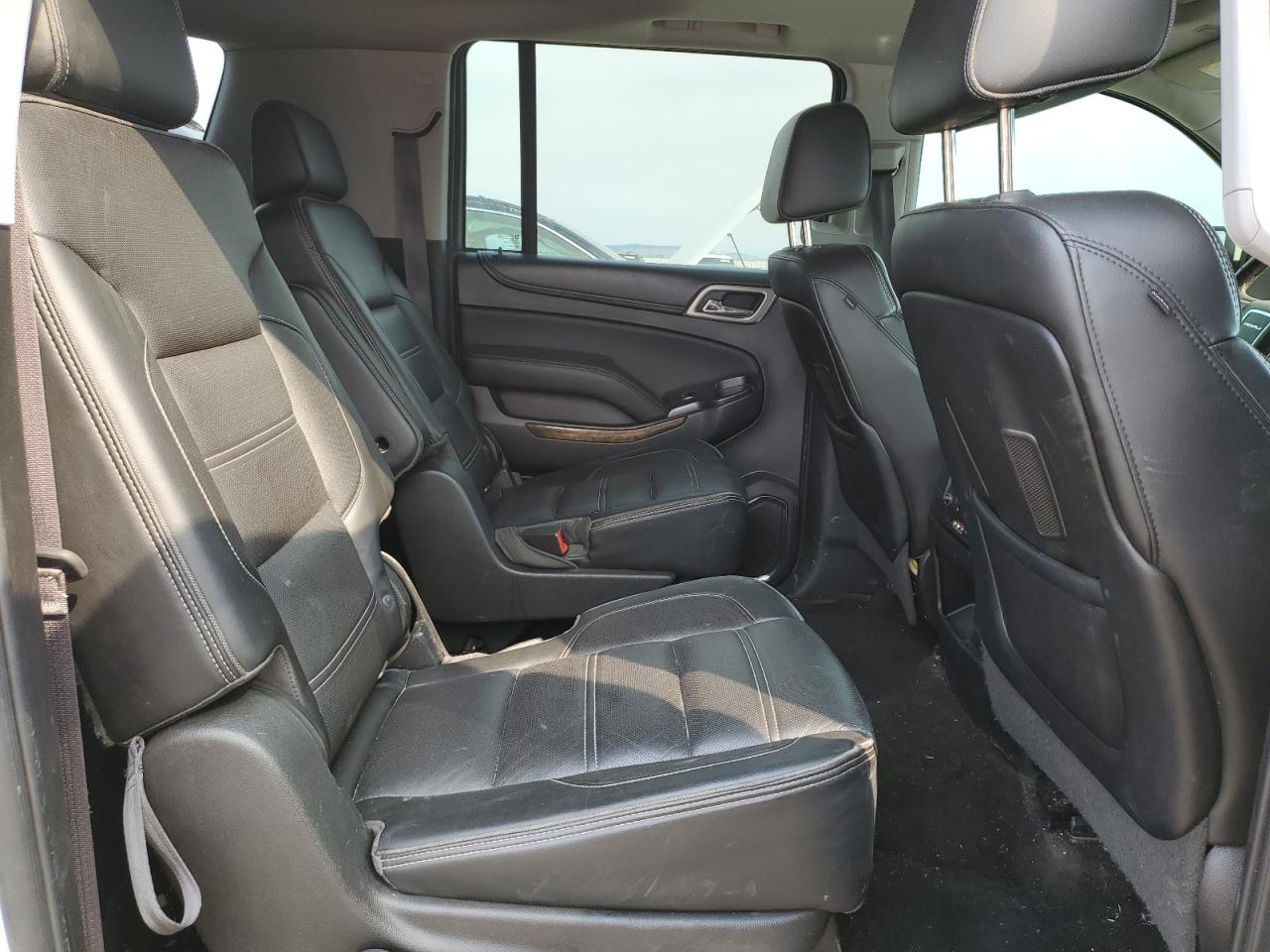 GMC Yukon Denali Image 10