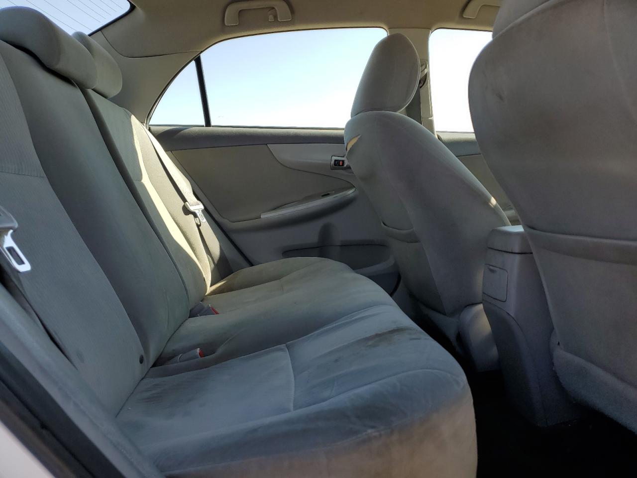 Toyota Corolla Base Image 8