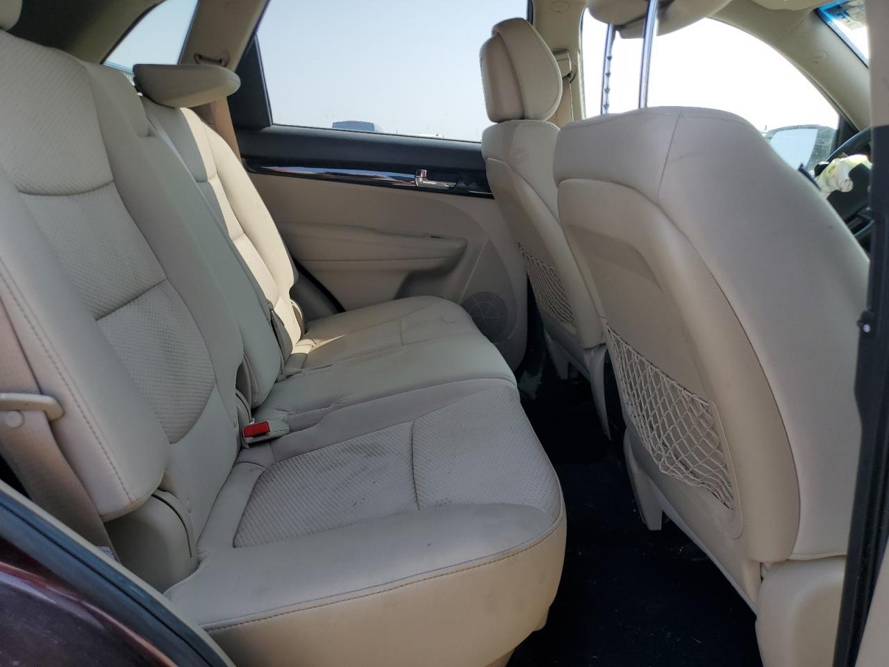 Kia Sorento Base Image 2