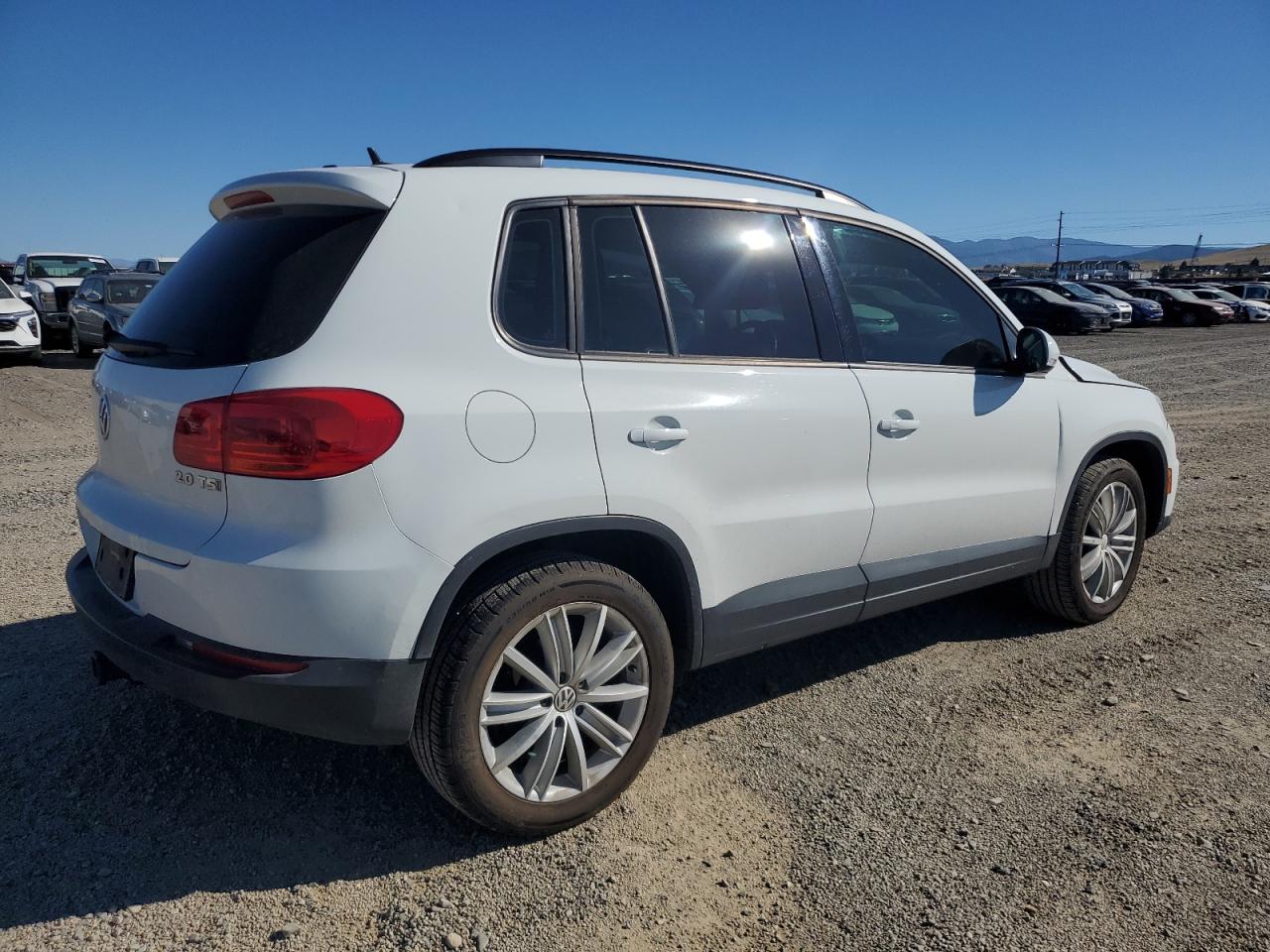 Volkswagen Tiguan S Image 4