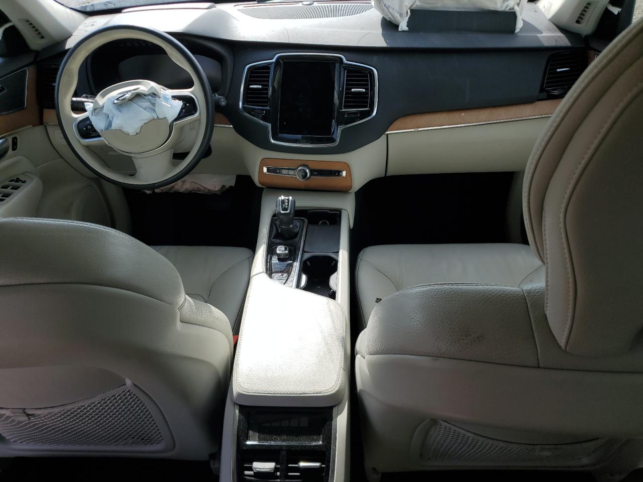 Volvo XC90 T5 Momentum Image 2