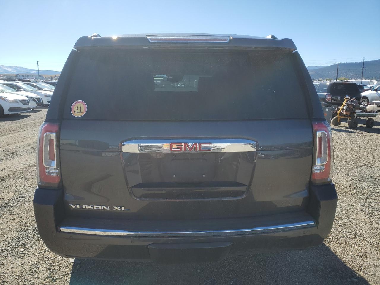 GMC Yukon Denali Image 6