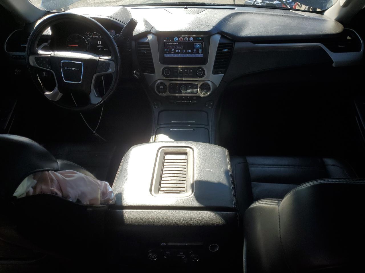 GMC Yukon Denali Image 4