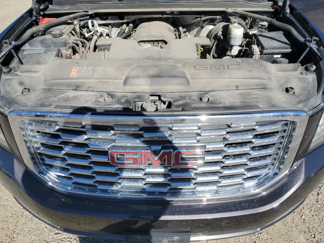 GMC Yukon Denali Image 8