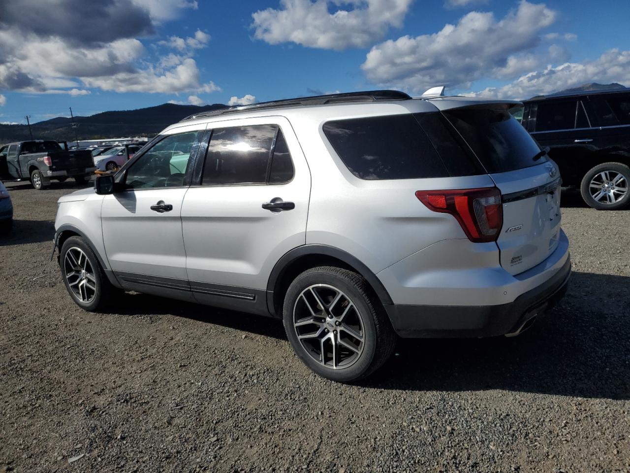 Ford Explorer Sport Image 2