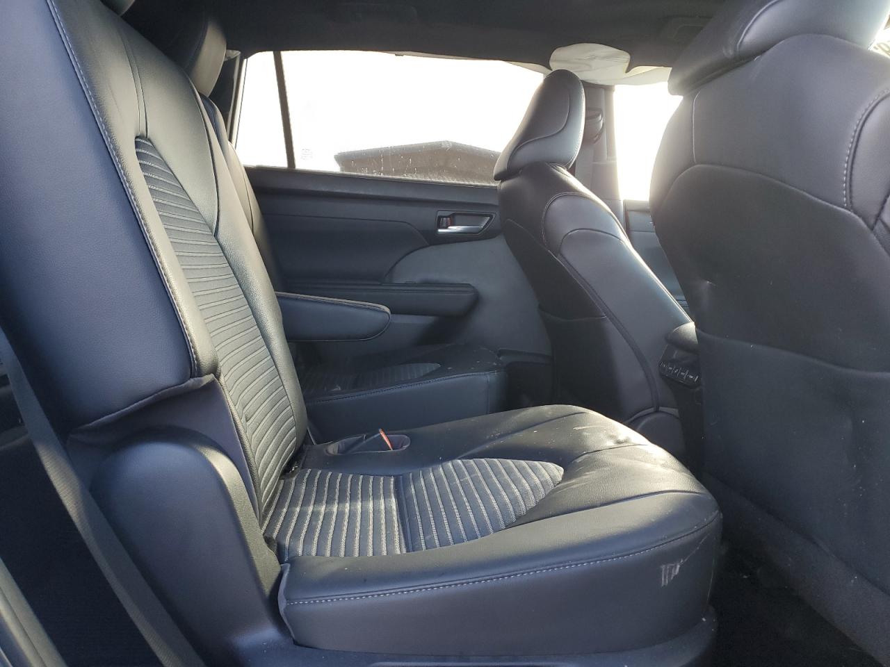 Toyota Highlander L Image 2