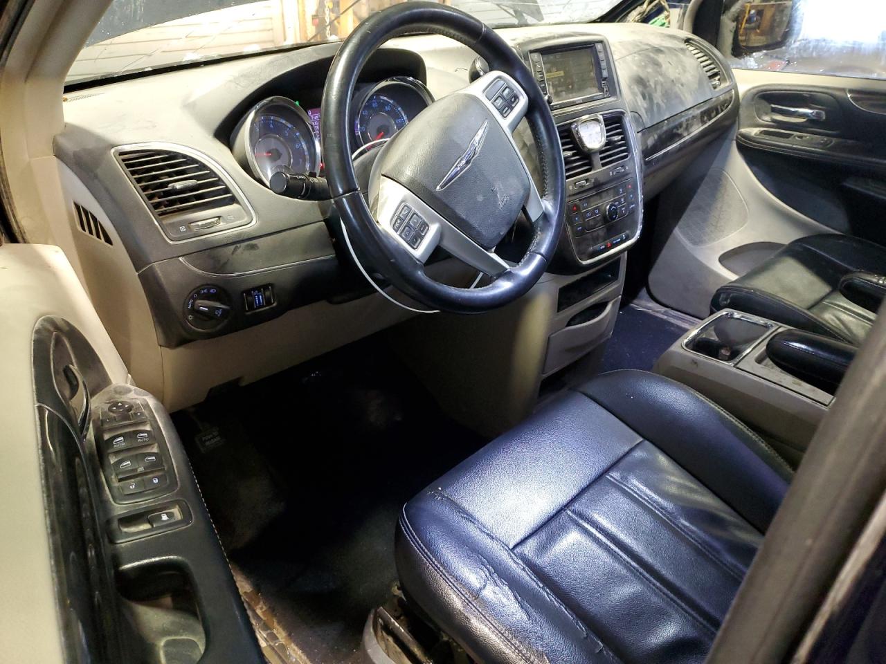 Chrysler Minivan Touring Image 6