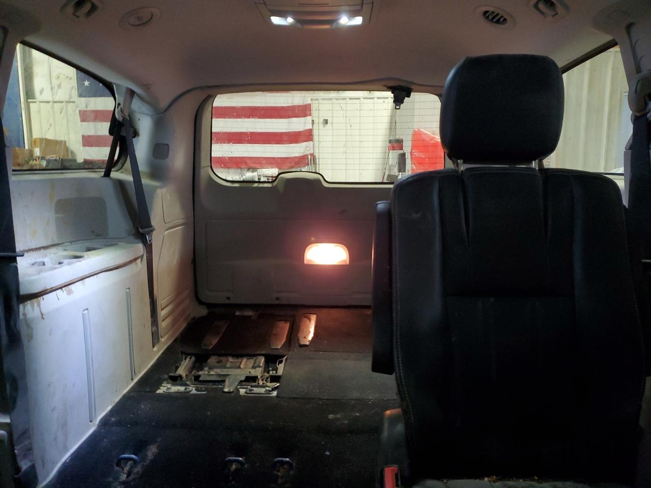 Chrysler Minivan Touring Image 13