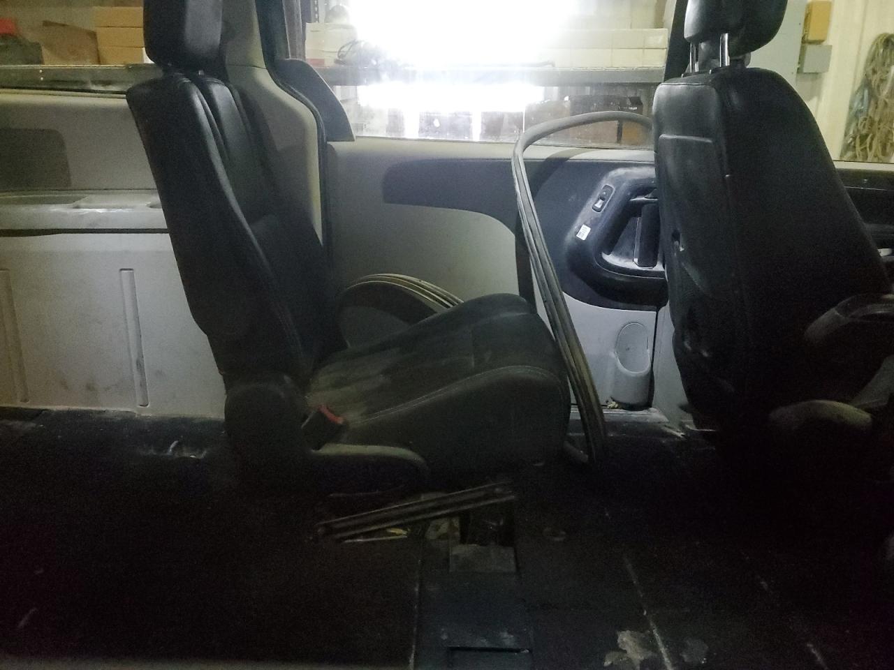 Chrysler Minivan Touring Image 4